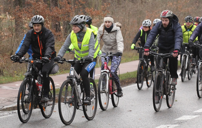 Rowerzyści przywitali Nowy Rok rajdem nad jezioro Świdwie [foto]