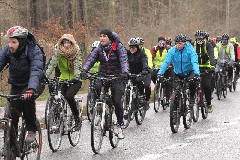 Rowerzyści przywitali Nowy Rok rajdem nad jezioro Świdwie [foto]
