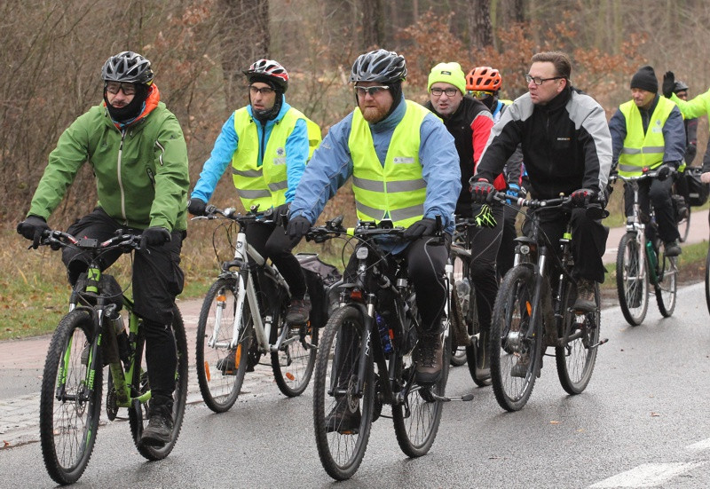 Rowerzyści przywitali Nowy Rok rajdem nad jezioro Świdwie [foto]