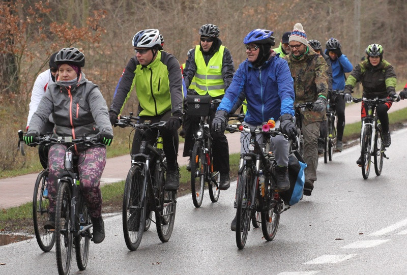 Rowerzyści przywitali Nowy Rok rajdem nad jezioro Świdwie [foto]