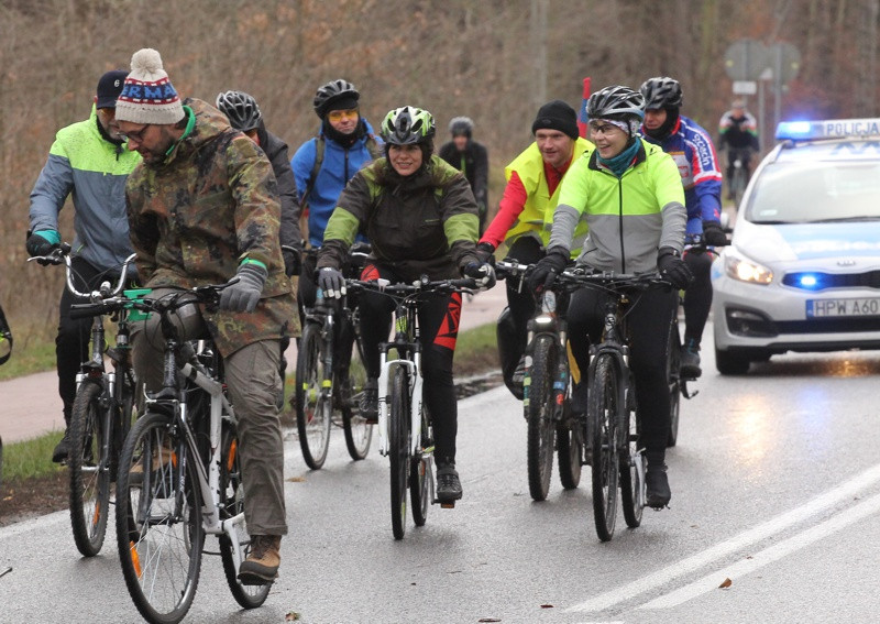 Rowerzyści przywitali Nowy Rok rajdem nad jezioro Świdwie [foto]