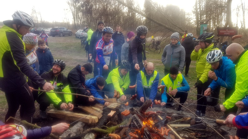 Rowerzyści przywitali Nowy Rok rajdem nad jezioro Świdwie [foto]