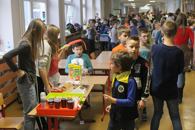 #WOŚP - 7110,07 zł zebrali uczniowie SP 8 w Policach [foto]