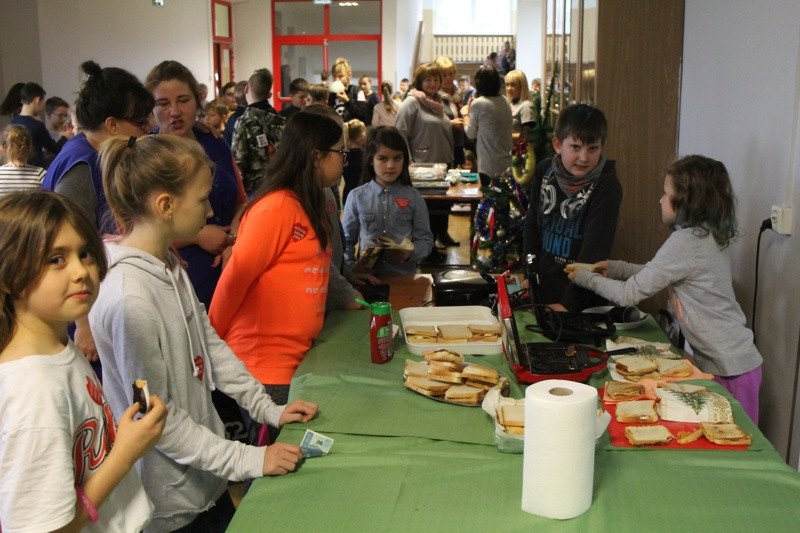 #WOŚP - 7110,07 zł zebrali uczniowie SP 8 w Policach [foto]