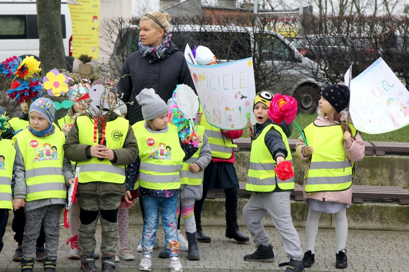 Kolorowe korowody przeszły ulicami Polic [foto/wideo]