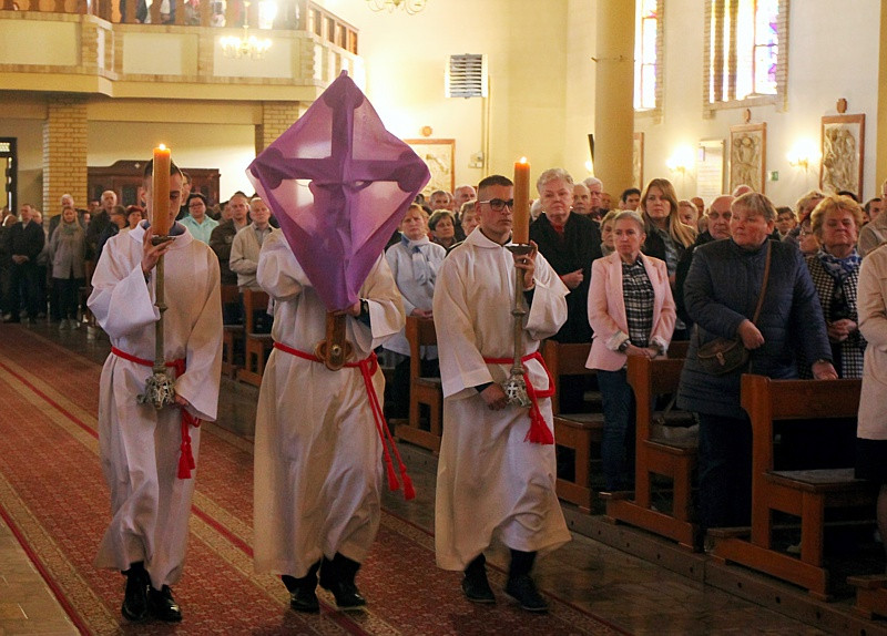Wielki Piątek - Liturgia Męki Pańskiej