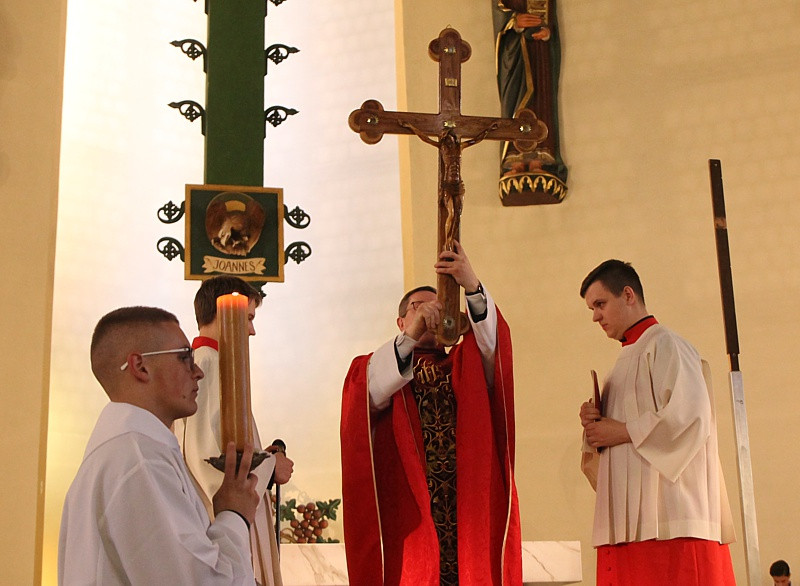 Wielki Piątek - Liturgia Męki Pańskiej
