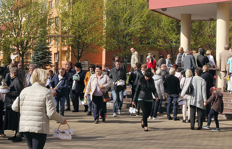 Wielka Sobota - święcenie pokarmów w polickich parafiach