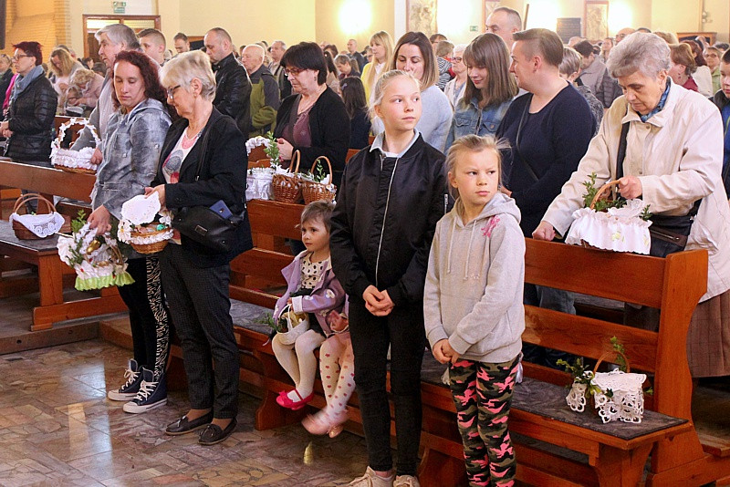 Wielka Sobota - święcenie pokarmów w polickich parafiach