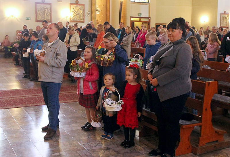 Wielka Sobota - święcenie pokarmów w polickich parafiach