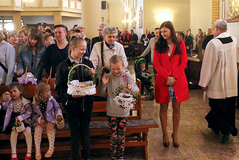 Wielka Sobota - święcenie pokarmów w polickich parafiach