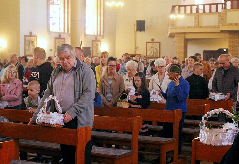 Wielka Sobota - święcenie pokarmów w polickich parafiach