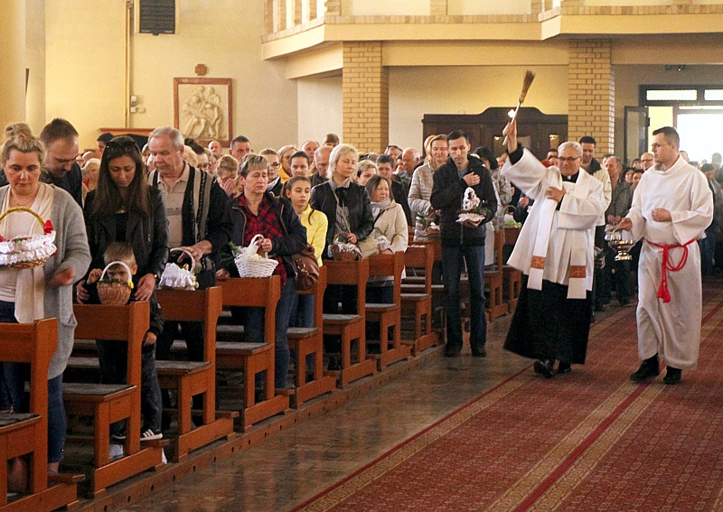 Wielka Sobota - święcenie pokarmów w polickich parafiach