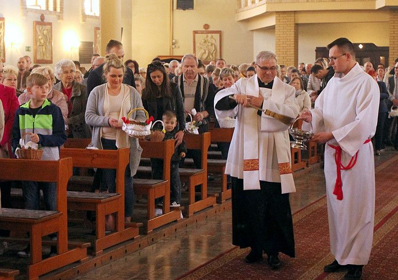 Wielka Sobota - święcenie pokarmów w polickich parafiach