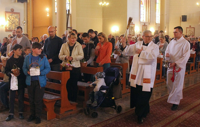 Wielka Sobota - święcenie pokarmów w polickich parafiach