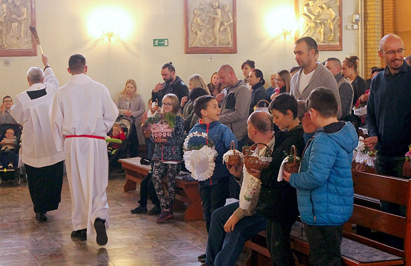 Wielka Sobota - święcenie pokarmów w polickich parafiach