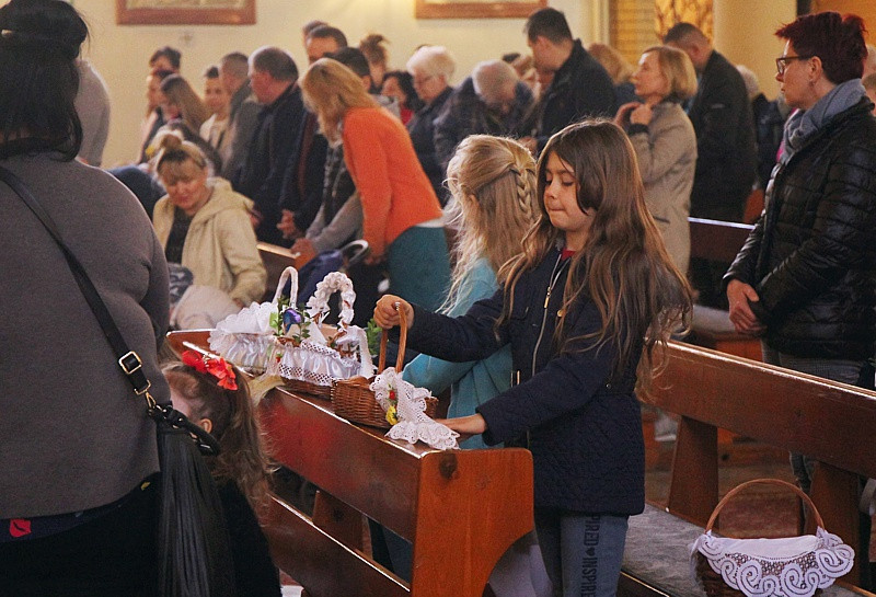 Wielka Sobota - święcenie pokarmów w polickich parafiach
