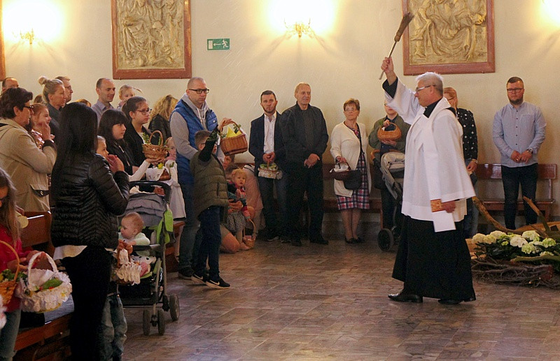 Wielka Sobota - święcenie pokarmów w polickich parafiach