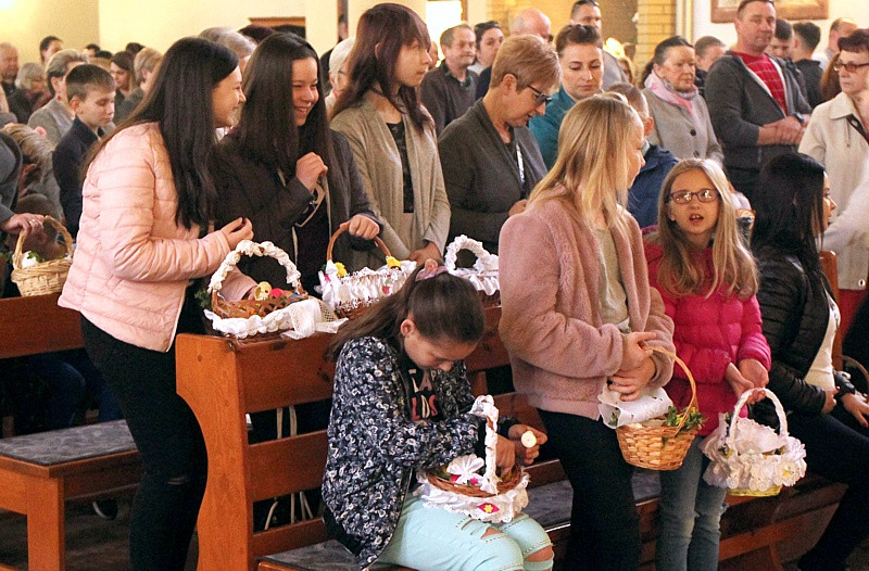 Wielka Sobota - święcenie pokarmów w polickich parafiach