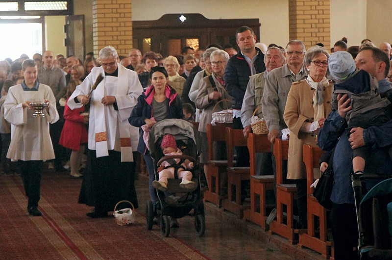 Wielka Sobota - święcenie pokarmów w polickich parafiach