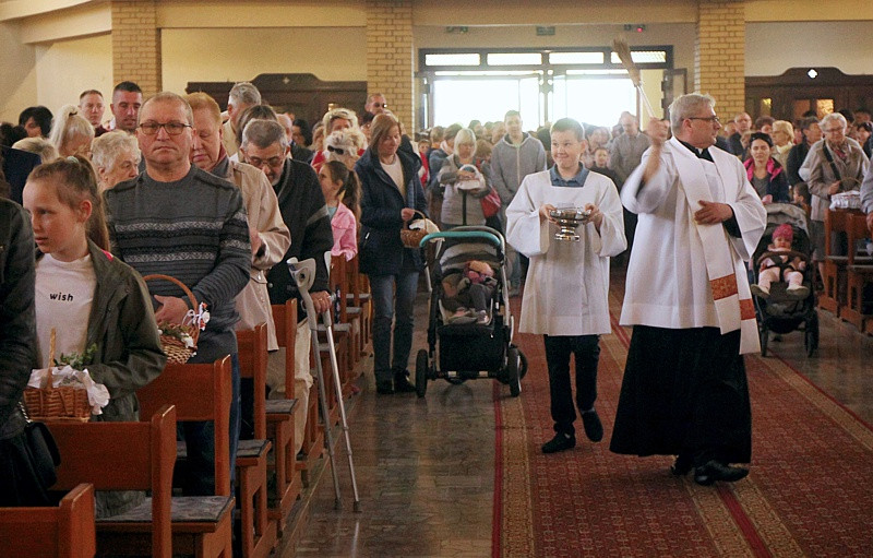 Wielka Sobota - święcenie pokarmów w polickich parafiach