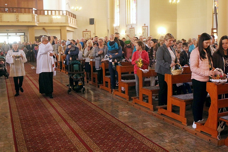 Wielka Sobota - święcenie pokarmów w polickich parafiach