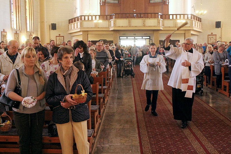 Wielka Sobota - święcenie pokarmów w polickich parafiach
