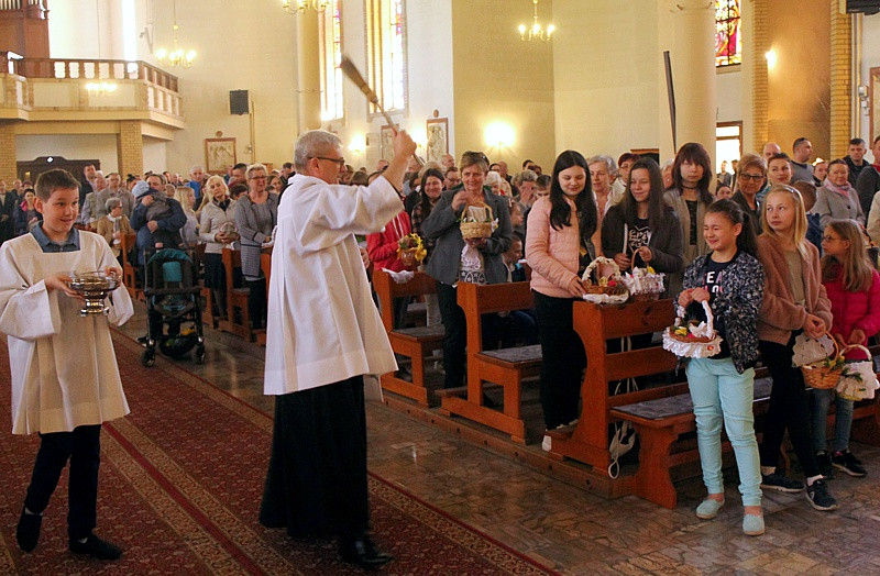 Wielka Sobota - święcenie pokarmów w polickich parafiach
