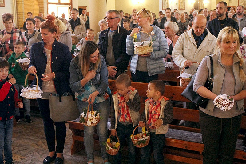 Wielka Sobota - święcenie pokarmów w polickich parafiach