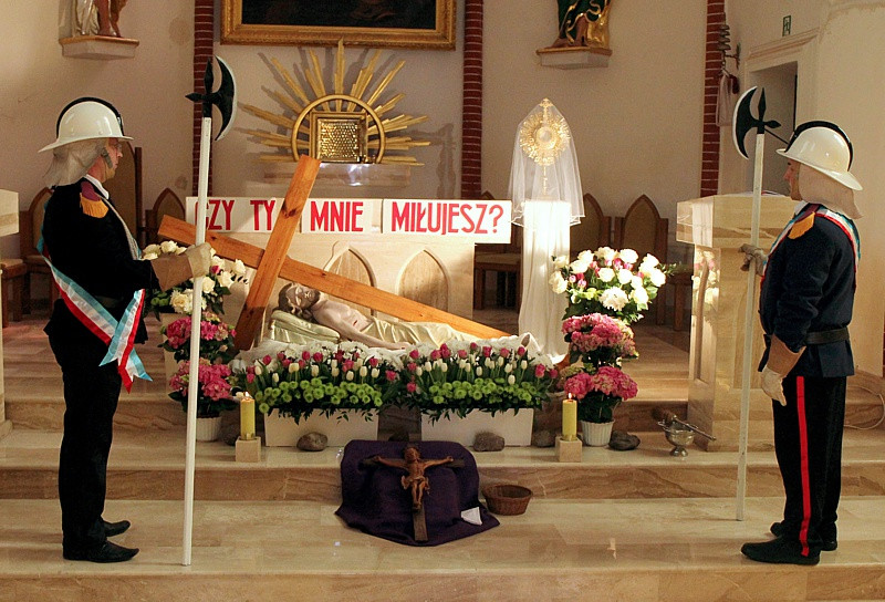 Wielka Sobota - święcenie pokarmów w polickich parafiach