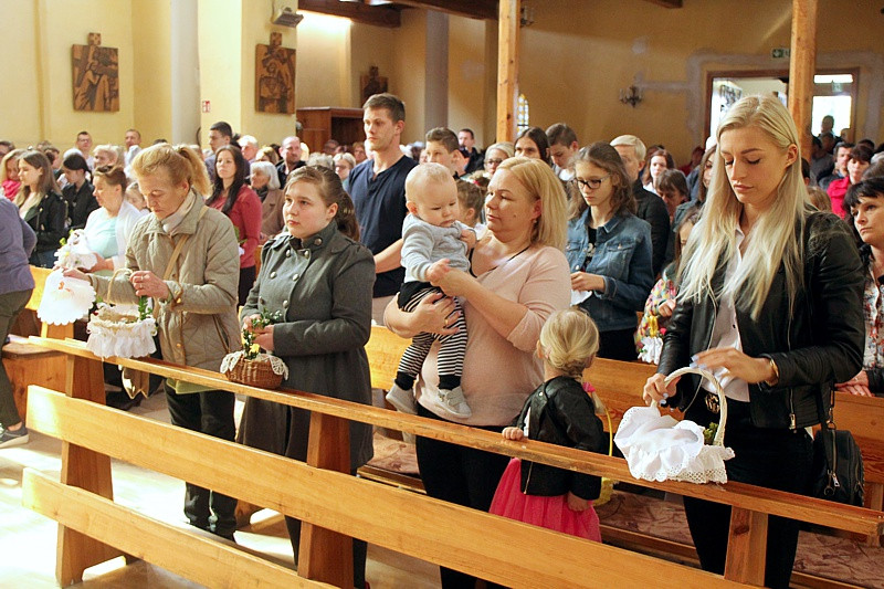 Wielka Sobota - święcenie pokarmów w polickich parafiach