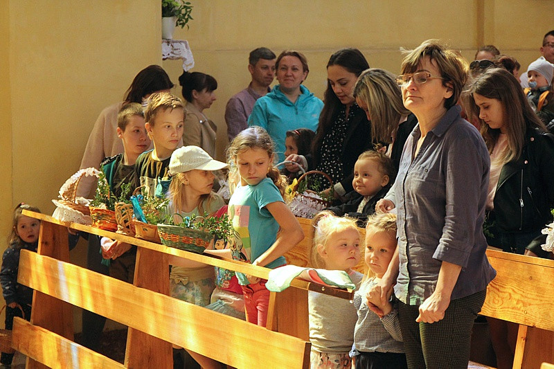 Wielka Sobota - święcenie pokarmów w polickich parafiach