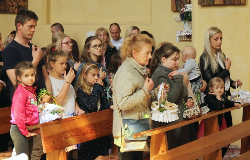 Wielka Sobota - święcenie pokarmów w polickich parafiach