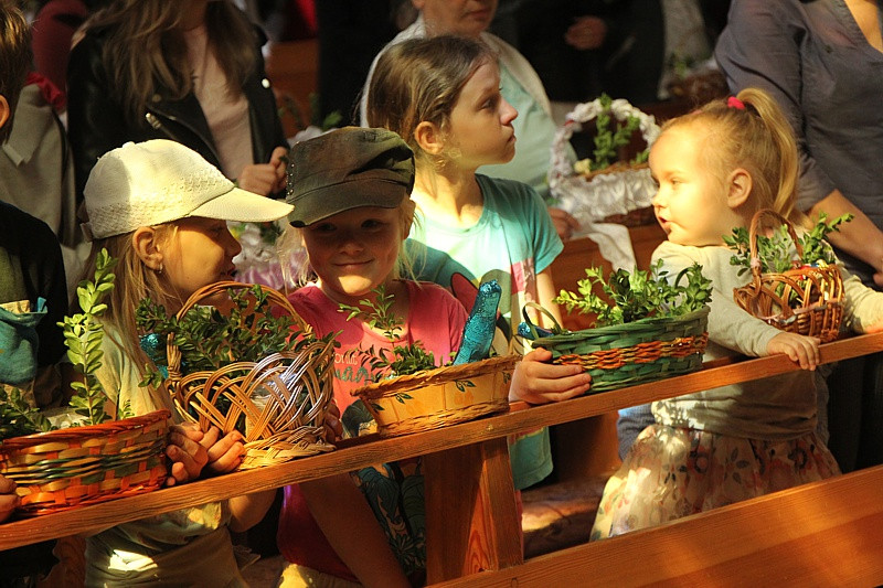 Wielka Sobota - święcenie pokarmów w polickich parafiach