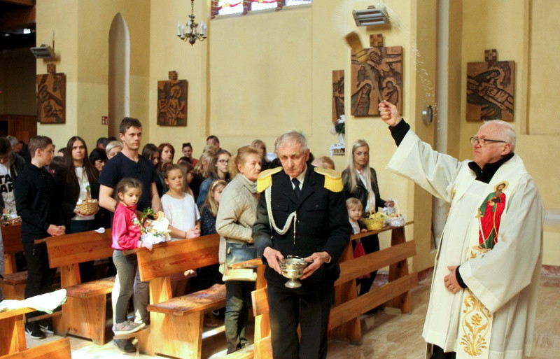 Wielka Sobota - święcenie pokarmów w polickich parafiach