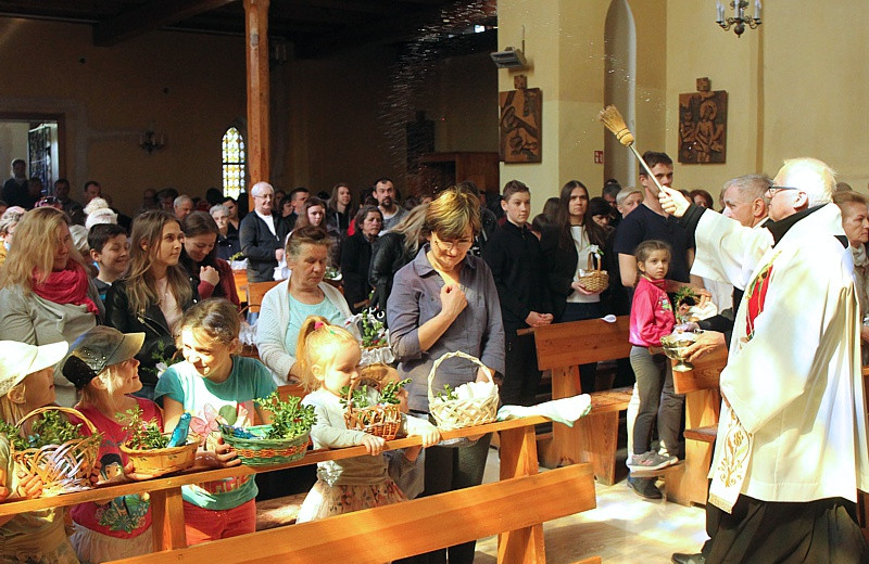 Wielka Sobota - święcenie pokarmów w polickich parafiach