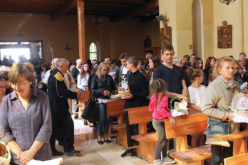 Wielka Sobota - święcenie pokarmów w polickich parafiach