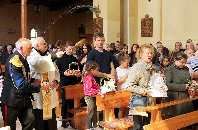 Wielka Sobota - święcenie pokarmów w polickich parafiach