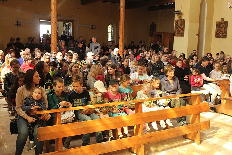 Wielka Sobota - święcenie pokarmów w polickich parafiach