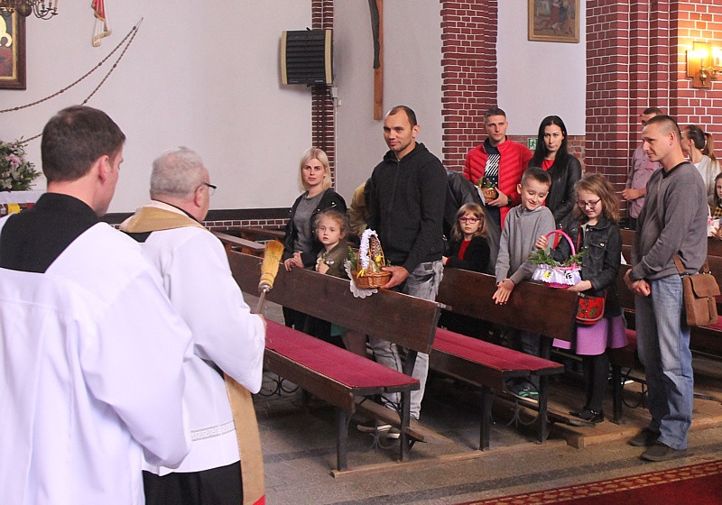 Wielka Sobota - święcenie pokarmów w polickich parafiach