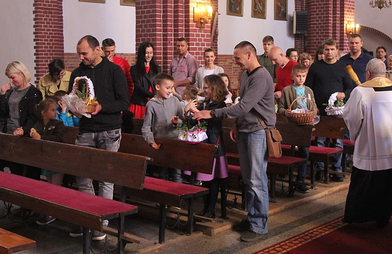 Wielka Sobota - święcenie pokarmów w polickich parafiach