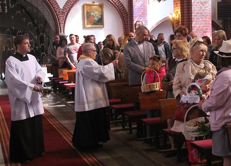 Wielka Sobota - święcenie pokarmów w polickich parafiach