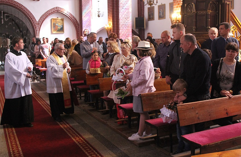 Wielka Sobota - święcenie pokarmów w polickich parafiach