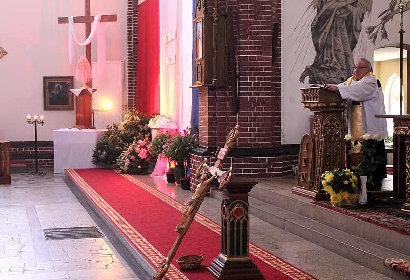 Wielka Sobota - święcenie pokarmów w polickich parafiach