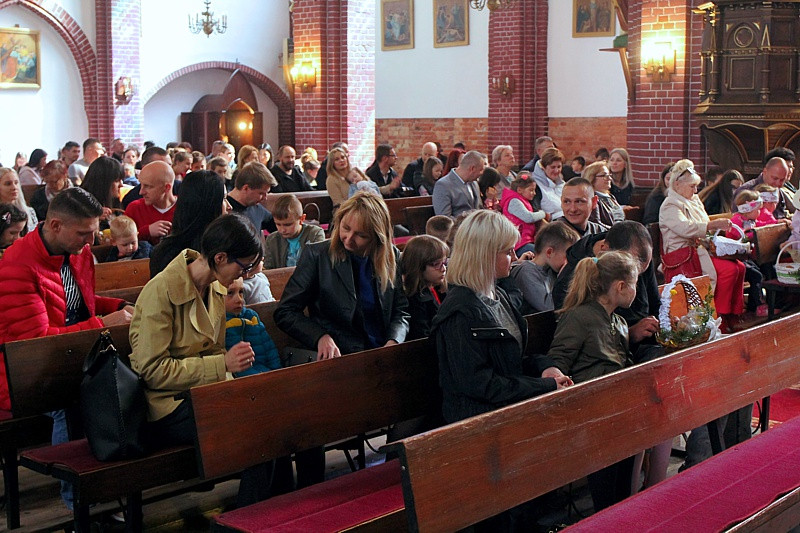 Wielka Sobota - święcenie pokarmów w polickich parafiach