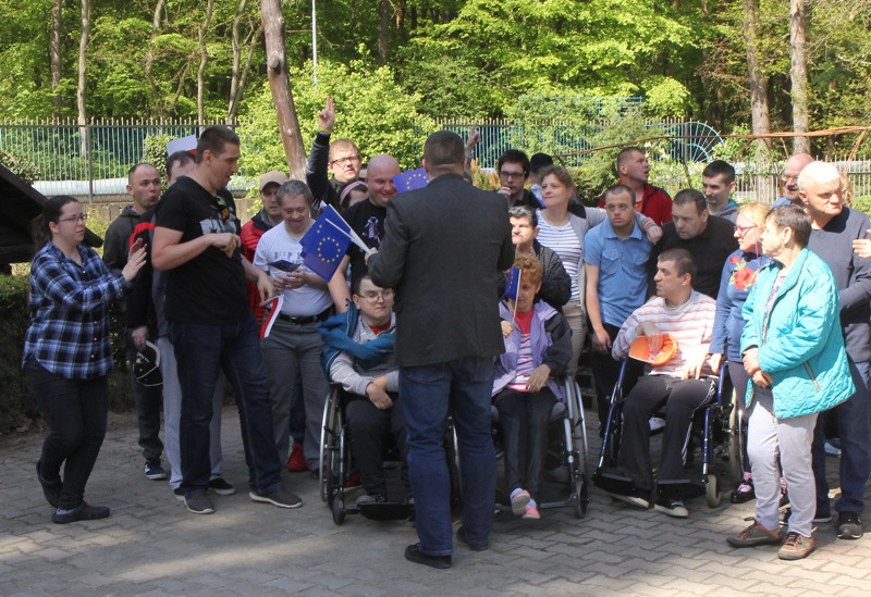 Uroczystość wciągnięcia flagi w PSONI