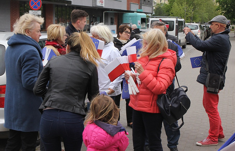 Dzień Flagi w Policach – samorządowcy rozdawali flagi Polski i UE