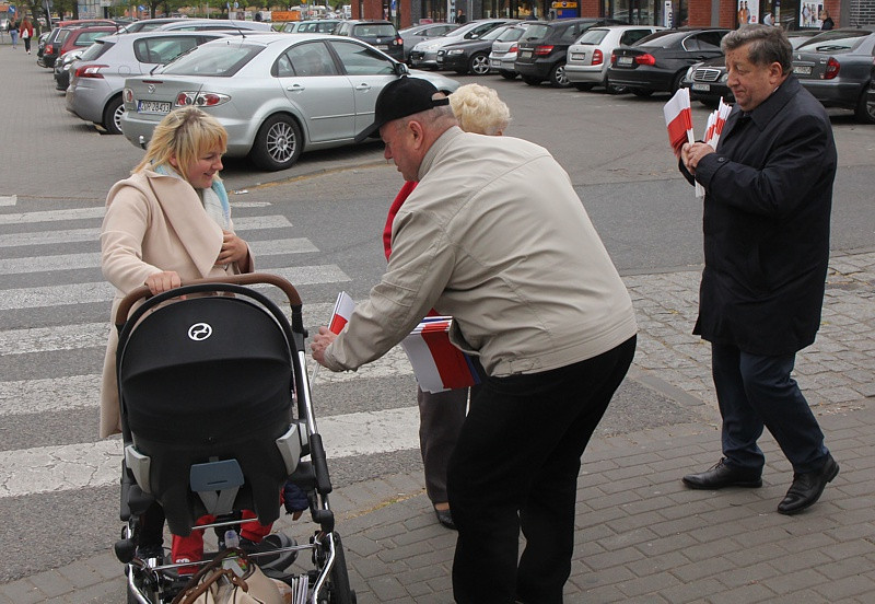Dzień Flagi w Policach – samorządowcy rozdawali flagi Polski i UE
