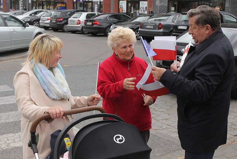 Dzień Flagi w Policach – samorządowcy rozdawali flagi Polski i UE