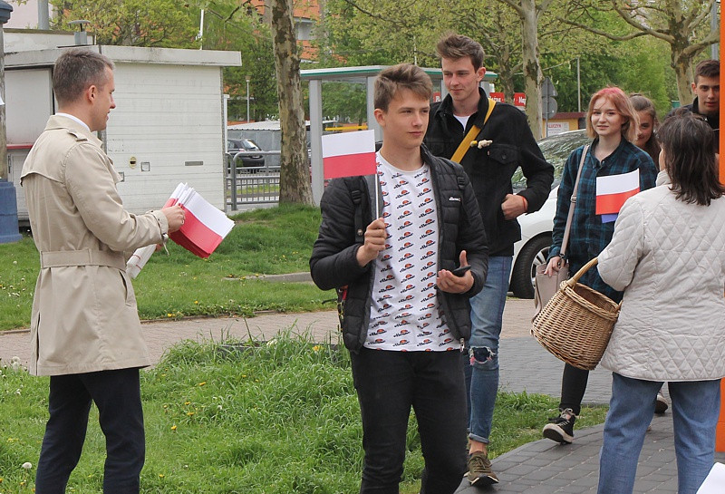 Dzień Flagi w Policach – samorządowcy rozdawali flagi Polski i UE